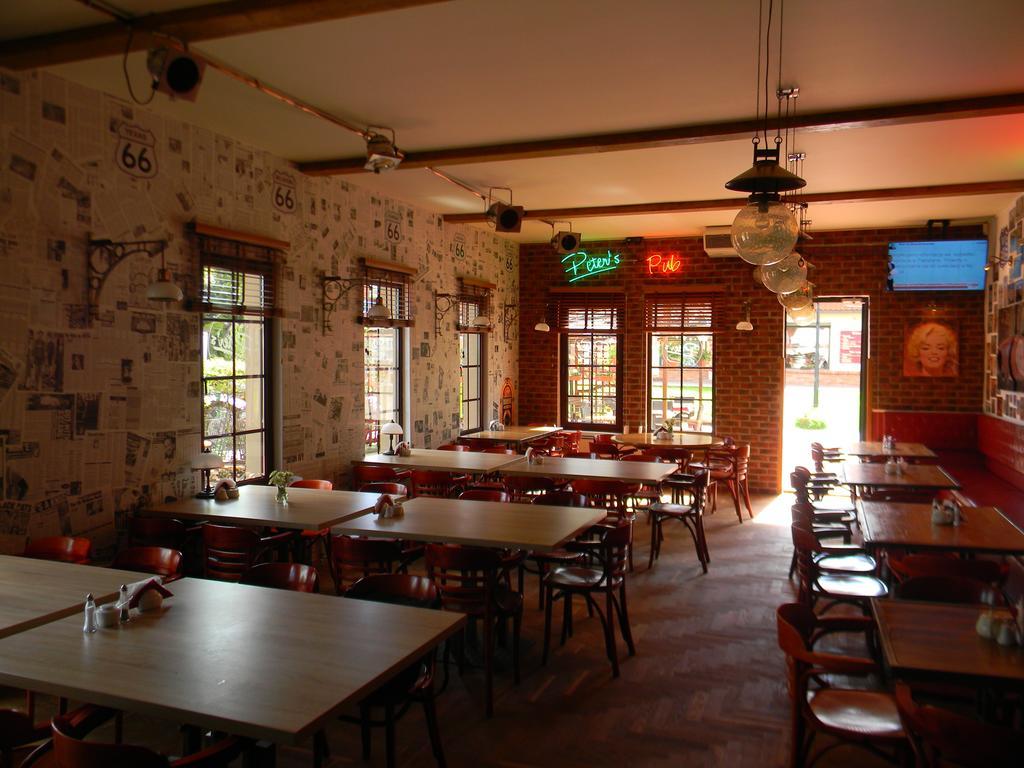 במוטל Mikołajki Prohibicja Peter'S Pub מראה חיצוני תמונה